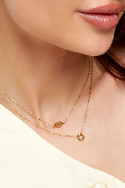 simpele ketting met geknoopte bedel