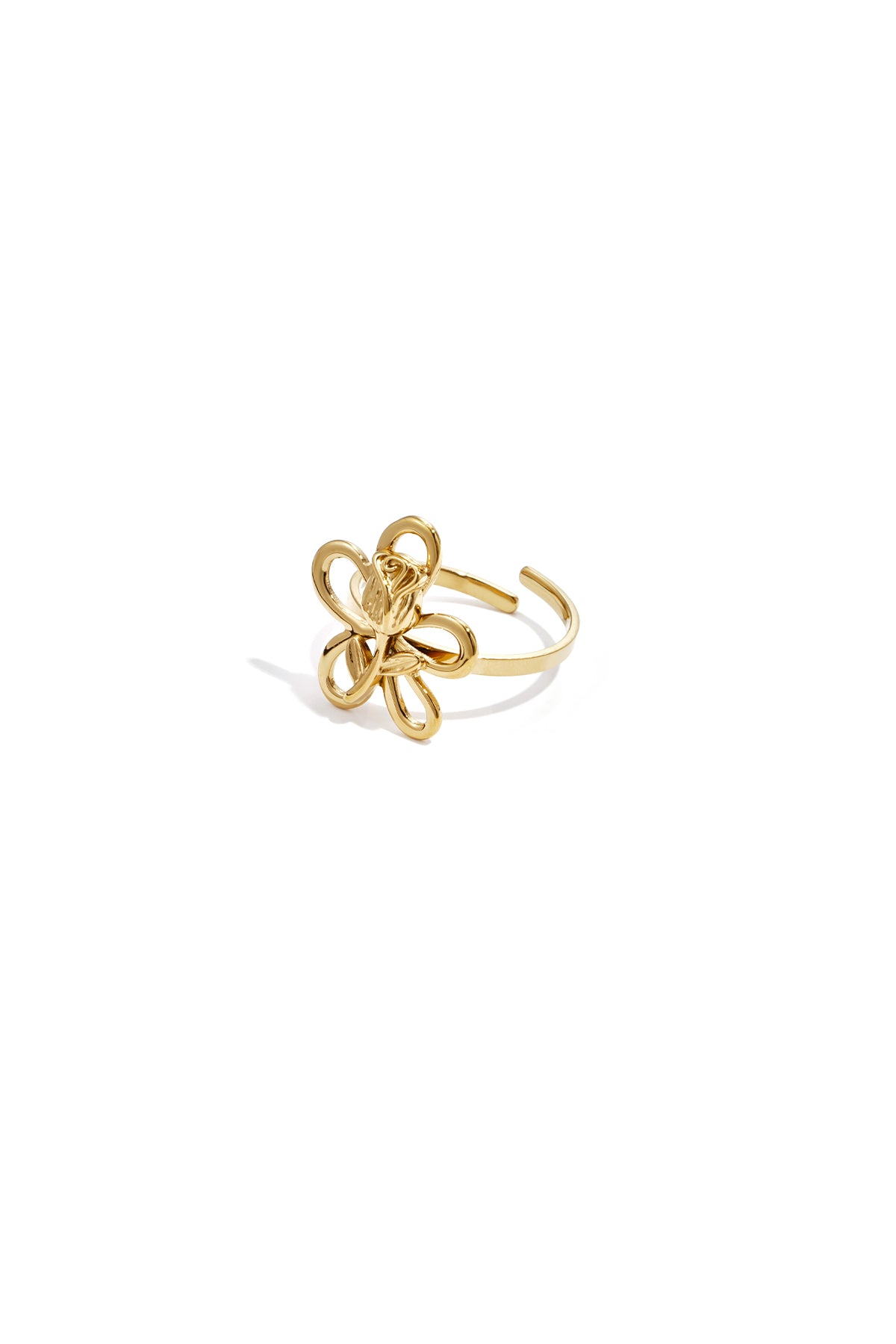 Ring met roos op bloem