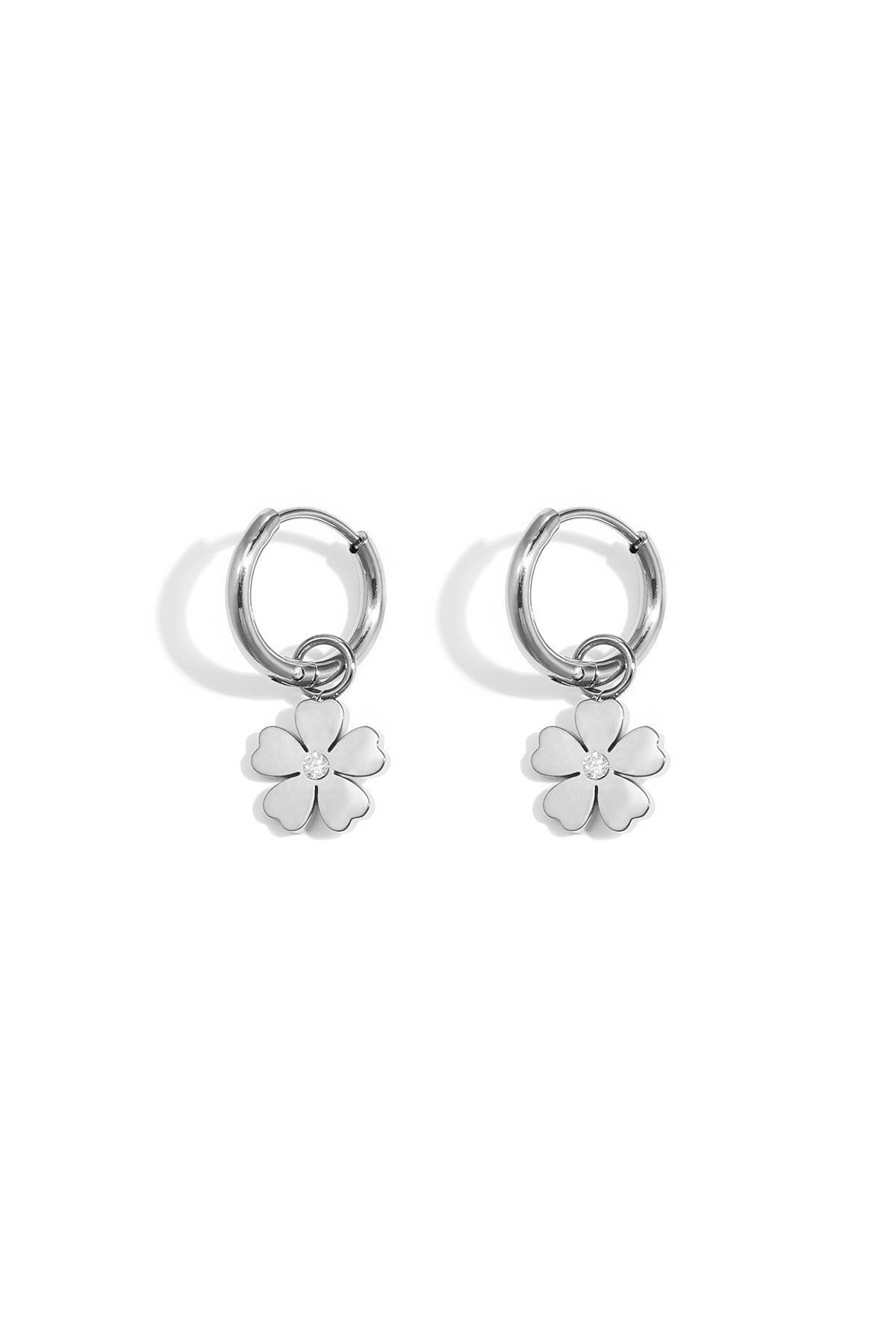 Roestvrijstalen hangende oorbellen met bloemmotief, eenvoudige dagelijkse sieraden uit de Simple-serie voor dames.