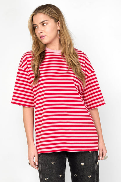 Het kleurrijke gestreepte T-shirt