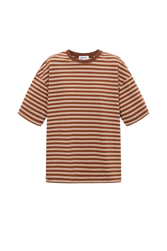 Het kleurrijke gestreepte T-shirt