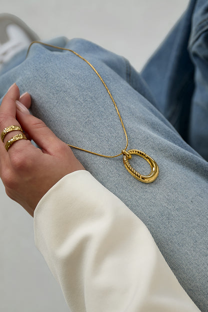 Lange ketting met ovale gestreepte hanger